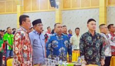 Bupati Tanjung Jabung Barat, Drs. H. Anwar Sadat, M.Ag (kedua dari kiri), bersama Anggota DPRD Jamal Darmawan Sie, SE, MM (kiri), dan Ketua Komisi III DPRD Albert Chaniago, SP (paling kanan), saat mengikuti prosesi menyanyikan lagu Indonesia Raya pada Peringatan May Day 2024 di Balai Pertemuan Kantor Bupati. Kehadiran pimpinan daerah dan legislatif ini menegaskan keseriusan pemerintah dalam mengawal isu ketenagakerjaan di Tanjab Barat. (FOTO : Dok. Prokopim TJB)