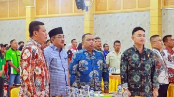 Bupati Tanjung Jabung Barat, Drs. H. Anwar Sadat, M.Ag (kedua dari kiri), bersama Anggota DPRD Jamal Darmawan Sie, SE, MM (kiri), dan Ketua Komisi III DPRD Albert Chaniago, SP (paling kanan), saat mengikuti prosesi menyanyikan lagu Indonesia Raya pada Peringatan May Day 2024 di Balai Pertemuan Kantor Bupati. Kehadiran pimpinan daerah dan legislatif ini menegaskan keseriusan pemerintah dalam mengawal isu ketenagakerjaan di Tanjab Barat. (FOTO : Dok. Prokopim TJB)