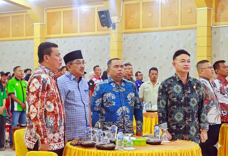 Bupati Tanjung Jabung Barat, Drs. H. Anwar Sadat, M.Ag (kedua dari kiri), bersama Anggota DPRD Jamal Darmawan Sie, SE, MM (kiri), dan Ketua Komisi III DPRD Albert Chaniago, SP (paling kanan), saat mengikuti prosesi menyanyikan lagu Indonesia Raya pada Peringatan May Day 2024 di Balai Pertemuan Kantor Bupati. Kehadiran pimpinan daerah dan legislatif ini menegaskan keseriusan pemerintah dalam mengawal isu ketenagakerjaan di Tanjab Barat. (FOTO : Dok. Prokopim TJB)