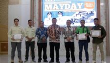 Wakil Bupati Tanjung Jabung Barat, Katamso (tengah), didampingi Anggota DPRD Tanjab Barat Jamal Darmawan Sie, (ketiga dari kiri), dan Ketua Komisi III DPRD Albert Chaniago, SP (ketiga dari kanan), berfoto bersama para perwakilan penerima penghargaan pada Peringatan Hari Buruh Internasional (May Day) Tahun 2024 di Balai Pertemuan Kantor Bupati, Jumat (01/05). (FOTO : Dok. Istimewa)