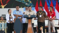 Presiden Prabowo Subianto (tengah) didampingi (dari kiri ke kanan) Presiden KSBSI Elly Rosita Silaban, Ketua Umum KSPSI sekaligus Menteri Lingkungan Hidup Jumhur Hidayat, Presiden KSPI Said Iqbal, dan pimpinan serikat buruh lainnya saat memberikan sambutan dalam Peringatan Hari Buruh Internasional (May Day) 2026 di Monumen Nasional (Monas), Jakarta, Jumat (1/5/2026). (FOTO : Dok. Biro Humas Kemenaker)