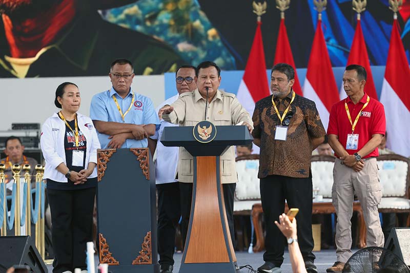 Presiden Prabowo Subianto (tengah) didampingi (dari kiri ke kanan) Presiden KSBSI Elly Rosita Silaban, Ketua Umum KSPSI sekaligus Menteri Lingkungan Hidup Jumhur Hidayat, Presiden KSPI Said Iqbal, dan pimpinan serikat buruh lainnya saat memberikan sambutan dalam Peringatan Hari Buruh Internasional (May Day) 2026 di Monumen Nasional (Monas), Jakarta, Jumat (1/5/2026). (FOTO : Dok. Biro Humas Kemenaker)