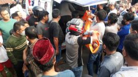 Petugas dan Warga melakukan Evakuasi Jasad Korban. FOTO : Bas