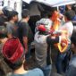 Petugas dan Warga melakukan Evakuasi Jasad Korban. FOTO : Bas