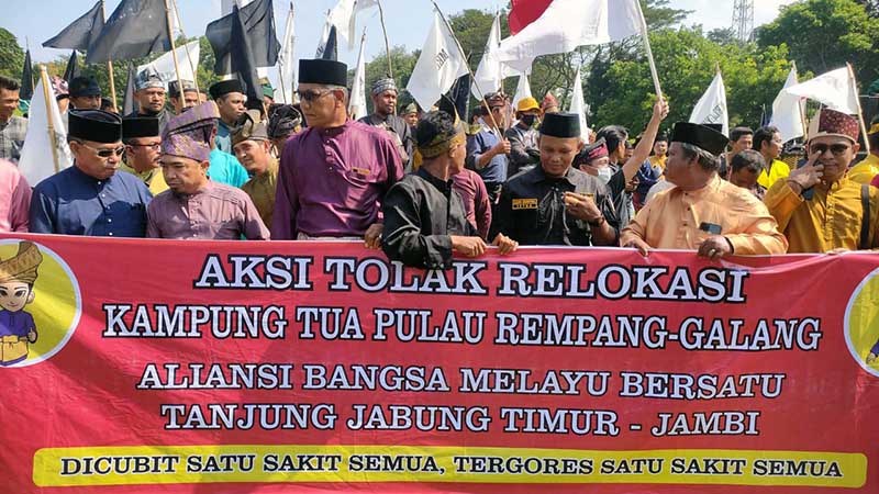 Aliansi  Bangsa Melayu Bersatu Tanjabtim Saat Gelar Aksi Solidaritas Tolak Relokasi Pulau Rempang Batam di depan kantor Bupati Tanjab Timur, Jumat (16/9/23). FOTO : PIKUR