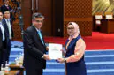 Menteri Ketenagakerjaan Yassierli menyerahkan dokumen UU Pelindungan Ketenagakerjaan yang baru disahkan dalam Rapat Paripurna DPR RI di Jakarta, Rabu (7/10/2026). (FOTO : Dok. KEMNAKER)