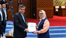 Menteri Ketenagakerjaan Yassierli menyerahkan dokumen UU Pelindungan Ketenagakerjaan yang baru disahkan dalam Rapat Paripurna DPR RI di Jakarta, Rabu (7/10/2026). (FOTO : Dok. KEMNAKER)