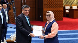 Menteri Ketenagakerjaan Yassierli menyerahkan dokumen UU Pelindungan Ketenagakerjaan yang baru disahkan dalam Rapat Paripurna DPR RI di Jakarta, Rabu (7/10/2026). (FOTO : Dok. KEMNAKER)