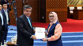Menteri Ketenagakerjaan Yassierli menyerahkan dokumen UU Pelindungan Ketenagakerjaan yang baru disahkan dalam Rapat Paripurna DPR RI di Jakarta, Rabu (7/10/2026). (FOTO : Dok. KEMNAKER)