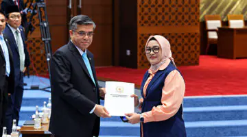 Menteri Ketenagakerjaan Yassierli menyerahkan dokumen UU Pelindungan Ketenagakerjaan yang baru disahkan dalam Rapat Paripurna DPR RI di Jakarta, Rabu (7/10/2026). (FOTO : Dok. KEMNAKER)