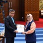 Menteri Ketenagakerjaan Yassierli menyerahkan dokumen UU Pelindungan Ketenagakerjaan yang baru disahkan dalam Rapat Paripurna DPR RI di Jakarta, Rabu (7/10/2026). (FOTO : Dok. KEMNAKER)