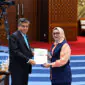 Menteri Ketenagakerjaan Yassierli menyerahkan dokumen UU Pelindungan Ketenagakerjaan yang baru disahkan dalam Rapat Paripurna DPR RI di Jakarta, Rabu (7/10/2026). (FOTO : Dok. KEMNAKER)
