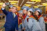 MOMEN AKRAB: Menteri Ketenagakerjaan RI, Yassierli, berswafoto bersama para wisudawan Universitas Paramadina usai menyampaikan orasi ilmiah mengenai strategi 