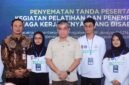 Menteri Ketenagakerjaan Yassierli berfoto bersama peserta Pelatihan dan Penempatan Tenaga Kerja Penyandang Disabilitas di Boyolali, Jawa Tengah. Menaker menekankan pentingnya ruang karier yang setara bagi penyandang disabilitas sesuai kompetensinya. (FOTO : Dok. Biro Humas Kemnaker)