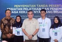 Menteri Ketenagakerjaan Yassierli berfoto bersama peserta Pelatihan dan Penempatan Tenaga Kerja Penyandang Disabilitas di Boyolali, Jawa Tengah. Menaker menekankan pentingnya ruang karier yang setara bagi penyandang disabilitas sesuai kompetensinya. (FOTO : Dok. Biro Humas Kemnaker)
