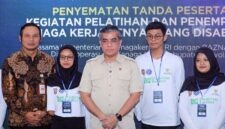 Menteri Ketenagakerjaan Yassierli berfoto bersama peserta Pelatihan dan Penempatan Tenaga Kerja Penyandang Disabilitas di Boyolali, Jawa Tengah. Menaker menekankan pentingnya ruang karier yang setara bagi penyandang disabilitas sesuai kompetensinya. (FOTO : Dok. Biro Humas Kemnaker)