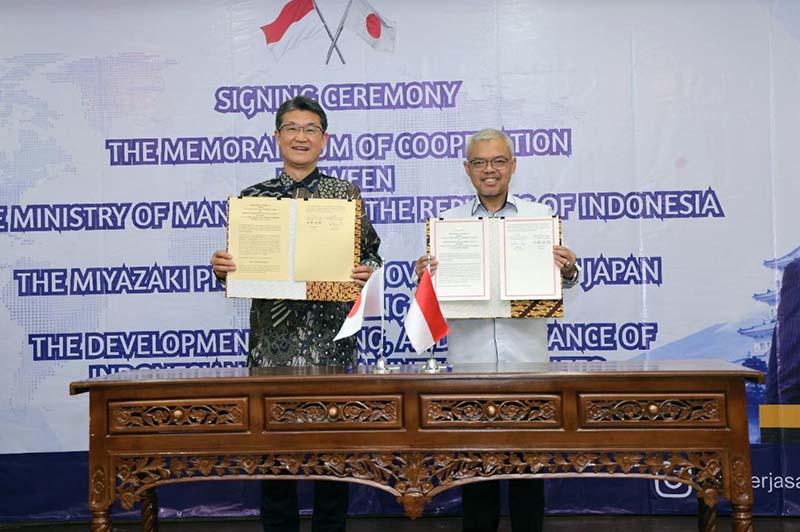 Sekretaris Jenderal Kemnaker Cris Kuntadi (kanan) dan Gubernur Prefektur Miyazaki Shunji Kono (kiri) menunjukkan nota kerja sama yang telah ditandatangani di Kantor Kemnaker, Jakarta, Selasa (12/5/2026). (FOTO : Dok. Biro Humas Kemenaker)
