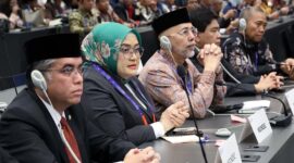 Menaker Yassierli bersama jajaran delegasi Indonesia dalam rangkaian International Labour Conference (ILC) ke-114 di Jenewa, Swiss. Dalam forum ini, Pemerintah Indonesia menegaskan komitmennya untuk mendorong perempuan sebagai penggerak utama transformasi dunia kerja di era digital serta memperkuat perlindungan hak pekerja perempuan. (Foto: Biro Humas Kemnaker)