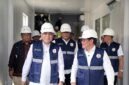 Menteri Ketenagakerjaan Yassierli, Menteri Lingkungan Hidup Mohammad Jumhur Hidayat dan Gubernur DKI Jakarta Pramono Anung pada acara Aksi Kolaborasi Peluncuran Pelindungan Sosial bagi Pekerja Informal Sektor Persampahan di Fasilitas RDF Rorotan, Jakarta Utara, Senin (10/8/2026). (FOTO : Dok. Biro Humas Kemnaker)