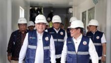 Menteri Ketenagakerjaan Yassierli, Menteri Lingkungan Hidup Mohammad Jumhur Hidayat dan Gubernur DKI Jakarta Pramono Anung pada acara Aksi Kolaborasi Peluncuran Pelindungan Sosial bagi Pekerja Informal Sektor Persampahan di Fasilitas RDF Rorotan, Jakarta Utara, Senin (10/8/2026). (FOTO : Dok. Biro Humas Kemnaker)