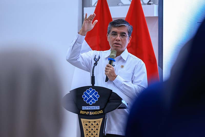 TRANSFORMASI BLK: Menteri Ketenagakerjaan (Menaker) Yassierli memberikan arahan terkait kebijakan ketenagakerjaan tahun 2026 di BBPVP Bandung, Jawa Barat, Jumat (8/5/2026). Dalam arahannya, Menaker menegaskan transformasi Balai Latihan Kerja (BLK) sebagai inkubator bisnis dan pusat pengembangan talenta guna mempercepat penyerapan tenaga kerja dan pencetakan wirausaha mandiri. (Foto: Biro Humas Kemnaker)