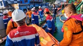 MT Mauhau milik PT Pertamina Patra Niaga berhasil menyelamatkan 16 korban yang terombang-ambing di perairan Laut Jawa, di mana 15 orang dinyatakan selamat dan 1 orang meninggal dunia akibat luka berat. Senin (14/9/2026). (FOTO : Dok, PERTAMINA)