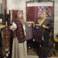 SINERGI PELESTARIAN BUDAYA: Ketua Persit KCK Cabang XXIII Kodim 0415/Jambi, Ny. Chichi Putra Negara (kiri), bersama Ny. Ruslaini Fadli (kanan) menunjukkan kain Batik Jambi motif unggulan di Booth 65 pameran 