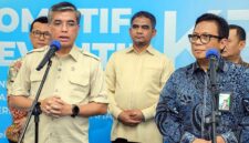 Menteri Ketenagakerjaan (Menaker) Yassierli (kedua dari kiri) menyampaikan arahan penting didampingi oleh Direktur Utama BPJS Ketenagakerjaan Saiful Hidayat (kedua dari kanan) dalam acara pembekalan strategis Kementerian Ketenagakerjaan di Jakarta. (FOTO : Dok. Biro Humas Kemnaker)