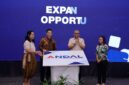 Wakil Menteri Ketenagakerjaan, Afriansyah Noor (kedua kanan), bersama perwakilan manajemen YCAB Foundation melakukan prosesi peluncuran program Anak Muda untuk Dunia Kerja dan Wirausaha Digital Inklusif (ANDAL) di Jakarta, Selasa (26/5/2026). (FOTO : Dok. Biro Humas Kemnaker)