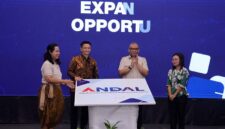 Wakil Menteri Ketenagakerjaan, Afriansyah Noor (kedua kanan), bersama perwakilan manajemen YCAB Foundation melakukan prosesi peluncuran program Anak Muda untuk Dunia Kerja dan Wirausaha Digital Inklusif (ANDAL) di Jakarta, Selasa (26/5/2026). (FOTO : Dok. Biro Humas Kemnaker)
