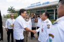 Menteri Kesehatan RI Budi Gunadi Sadikin bersalaman dengan Gubernur Jambi Al Haris setibanya di Bandara Sultan Thaha, Jambi, Rabu (6/5/2026). Menkes langsung bertolak ke Kuala Tungkal untuk mengawal percepatan investigasi kasus kematian dokter internship dr. Myta Aprilia Azmy. (FOTO : Dok. Prokopim Prov Jambi)