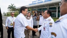 Menteri Kesehatan RI Budi Gunadi Sadikin bersalaman dengan Gubernur Jambi Al Haris setibanya di Bandara Sultan Thaha, Jambi, Rabu (6/5/2026). Menkes langsung bertolak ke Kuala Tungkal untuk mengawal percepatan investigasi kasus kematian dokter internship dr. Myta Aprilia Azmy. (FOTO : Dok. Prokopim Prov Jambi)