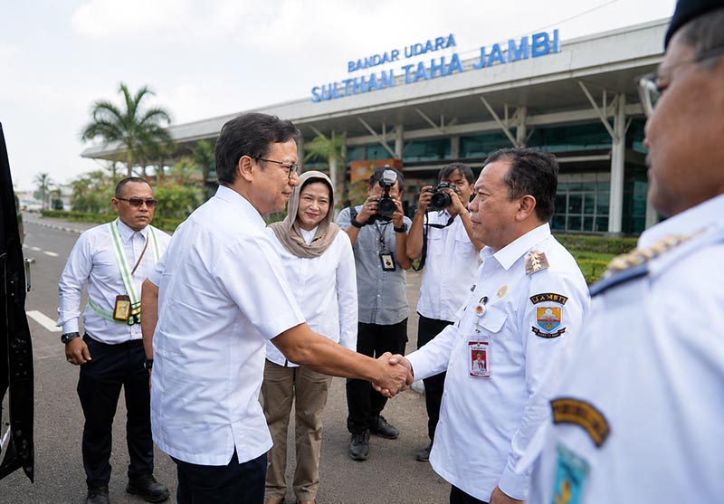 Menteri Kesehatan RI Budi Gunadi Sadikin bersalaman dengan Gubernur Jambi Al Haris setibanya di Bandara Sultan Thaha, Jambi, Rabu (6/5/2026). Menkes langsung bertolak ke Kuala Tungkal untuk mengawal percepatan investigasi kasus kematian dokter internship dr. Myta Aprilia Azmy. (FOTO : Dok. Prokopim Prov Jambi)