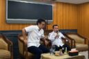 Menteri Kesehatan RI Budi Gunadi Sadikin (kiri) didampingi Gubernur Jambi Al Haris (kanan) melakukan dialog dengan Manajemen RSUD KH Daut Arid serta memberikan keterangan resmi kepada awak media, Rabu (06/05/2026). Pertemuan ini digelar guna merespons hasil investigasi tim Kementerian Kesehatan atas kasus meninggalnya dokter internship di RSUD KH Daud Arif Kuala Tungkal, Kabupaten Tanjung Jabung Barat, sekaligus mengumumkan evaluasi menyeluruh terhadap jam kerja, bantuan hidup, serta standarisasi wahana bagi seluruh peserta Program Dokter Internship Indonesia (PIDI). (FOTO : Dok. Lintastungkal.COM)

