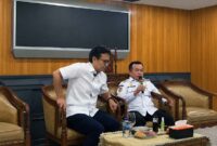 Menteri Kesehatan RI Budi Gunadi Sadikin (kiri) didampingi Gubernur Jambi Al Haris (kanan) melakukan dialog dengan Manajemen RSUD KH Daut Arid serta memberikan keterangan resmi kepada awak media, Rabu (06/05/2026). Pertemuan ini digelar guna merespons hasil investigasi tim Kementerian Kesehatan atas kasus meninggalnya dokter internship di RSUD KH Daud Arif Kuala Tungkal, Kabupaten Tanjung Jabung Barat, sekaligus mengumumkan evaluasi menyeluruh terhadap jam kerja, bantuan hidup, serta standarisasi wahana bagi seluruh peserta Program Dokter Internship Indonesia (PIDI). (FOTO : Dok. Lintastungkal.COM)

