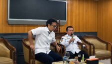 Menteri Kesehatan RI Budi Gunadi Sadikin (kiri) didampingi Gubernur Jambi Al Haris (kanan) melakukan dialog dengan Manajemen RSUD KH Daut Arid serta memberikan keterangan resmi kepada awak media, Rabu (06/05/2026). Pertemuan ini digelar guna merespons hasil investigasi tim Kementerian Kesehatan atas kasus meninggalnya dokter internship di RSUD KH Daud Arif Kuala Tungkal, Kabupaten Tanjung Jabung Barat, sekaligus mengumumkan evaluasi menyeluruh terhadap jam kerja, bantuan hidup, serta standarisasi wahana bagi seluruh peserta Program Dokter Internship Indonesia (PIDI). (FOTO : Dok. Lintastungkal.COM)

