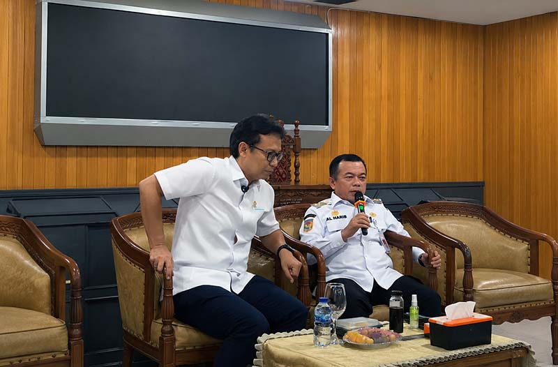 Menteri Kesehatan RI Budi Gunadi Sadikin (kiri) didampingi Gubernur Jambi Al Haris (kanan) melakukan dialog dengan Manajemen RSUD KH Daut Arid serta memberikan keterangan resmi kepada awak media, Rabu (06/05/2026). Pertemuan ini digelar guna merespons hasil investigasi tim Kementerian Kesehatan atas kasus meninggalnya dokter internship di RSUD KH Daud Arif Kuala Tungkal, Kabupaten Tanjung Jabung Barat, sekaligus mengumumkan evaluasi menyeluruh terhadap jam kerja, bantuan hidup, serta standarisasi wahana bagi seluruh peserta Program Dokter Internship Indonesia (PIDI). (FOTO : Dok. Lintastungkal.COM)

