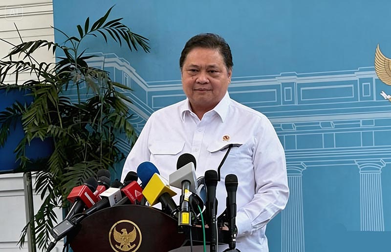 Menko Perekonomian Airlangga Hartarto saat memberikan keterangan pers di Kompleks Istana Kepresidenan, Jakarta, Jumat (27/3/2026). Ia memastikan kebijakan satu hari WFH untuk efisiensi BBM akan segera diumumkan pemerintah dalam waktu dekat. (FOTO : Detik.com)
