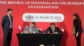 Yasonna H. Laoly, bersama Menteri Hukum Federasi Rusia, Konstantin Chuichenko menandatangani perjanjian ekstradisi RI-Federasi Rusia, Jum'at (31/3/23). FOTO : Humas