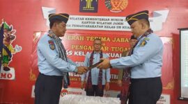 Acara Sertijab Kalaps Kelas II B Kuala Tungkal dari Sugiarto, Bc.IP, S.Sos kepada I Gusti Lanang Agus Cahyana Putra, A Md.IP, S.H, M.SI di Lapas Kelas II B Kuala Tungkal, Selasa (14/11/22). FOTO : Boy LT

