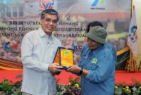 Menteri Ketenagakerjaan Yassierli menyerahkan penghargaan secara simbolis kepada perwakilan buruh dalam acara Kongres ke-VII Serikat Buruh Sejahtera Indonesia (SBSI) di Jakarta, Jumat (24/4/2026). (FOTO : Biro Humas Kemenaker)