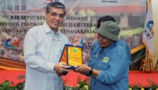 Menteri Ketenagakerjaan Yassierli menyerahkan penghargaan secara simbolis kepada perwakilan buruh dalam acara Kongres ke-VII Serikat Buruh Sejahtera Indonesia (SBSI) di Jakarta, Jumat (24/4/2026). (FOTO : Biro Humas Kemenaker)