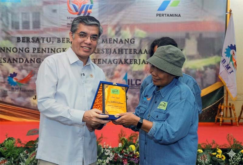 Menteri Ketenagakerjaan Yassierli menyerahkan penghargaan secara simbolis kepada perwakilan buruh dalam acara Kongres ke-VII Serikat Buruh Sejahtera Indonesia (SBSI) di Jakarta, Jumat (24/4/2026). (FOTO : Biro Humas Kemenaker)