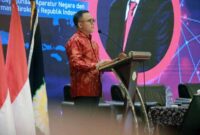 Menteri PANRB Azwar Anas dalam Rapat Koordinasi APKASI dan Kementerian PANRB tentang Tindak Lanjut Penyelesaian Permasalahan Tenaga Non-ASN di Lingkungan Pemerintah Daerah, di Jakarta, Rabu (21/09). FOTO : LT