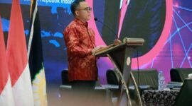 Menteri PANRB Azwar Anas dalam Rapat Koordinasi APKASI dan Kementerian PANRB tentang Tindak Lanjut Penyelesaian Permasalahan Tenaga Non-ASN di Lingkungan Pemerintah Daerah, di Jakarta, Rabu (21/09). FOTO : LT