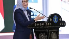 Menteri PANRB Rini Widyantini saat memberikan arahan mengenai evaluasi kebijakan transformasi budaya kerja dan efisiensi birokrasi digital. (FOTO: Dok. Kementerian PANRB)