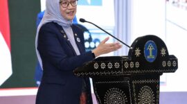 Menteri PANRB Rini Widyantini saat memberikan arahan mengenai evaluasi kebijakan transformasi budaya kerja dan efisiensi birokrasi digital. (FOTO: Dok. Kementerian PANRB)