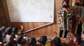Mensos akan ajari kaum perempuan SAD ketrampilan menenun dan menjahit. FOTO : Humas Kemensos.