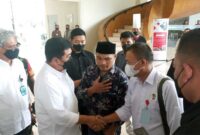 Perwakilan Warga RT 42 Kelurahan Mayang Mangurai menyerahkan Laporan Kepada Menteri ATR/BPN Marsekal (Purn) Hadi Tjahyanto di Lobby Hotel Swiss bell, Jambi, Jum'at (22/7/22). FOTO : Ist