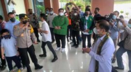 Menteri BPN/Bapenas Kunjungi Jambi, Gubernur Jambi Sambut di Bandara, Sabtu (19/3/22). FOTO : Noval